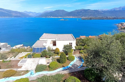 Sea View Luxury Villa in Montenegro : Stunning Location